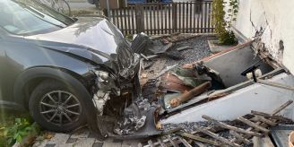 Ins Spital gebracht - Lenker (35) kracht in Frauenfeld TG in Hauswand