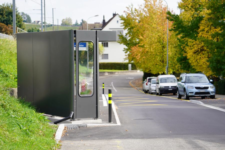 Die neue Haltestelle in Männedorf ZH: Besonders das Dach, dessen Ecke auf die Strasse ragt, sorgt für Kritik.