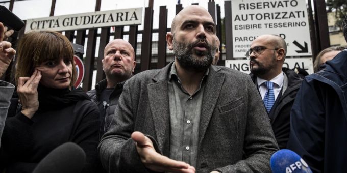 Roberto Saviano wurde zu einer Geldstrafe verurteilt. roberto saviano