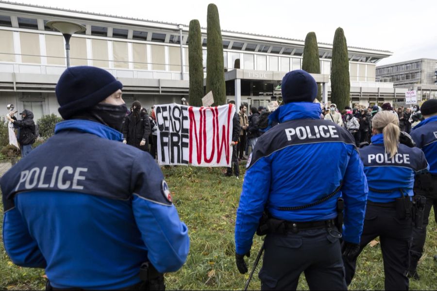 Rund 200 pro-palästinensische Studierende protesiteren vor der Universität Lausanne gegen die Haltung Macrons im Israel-Krieg.