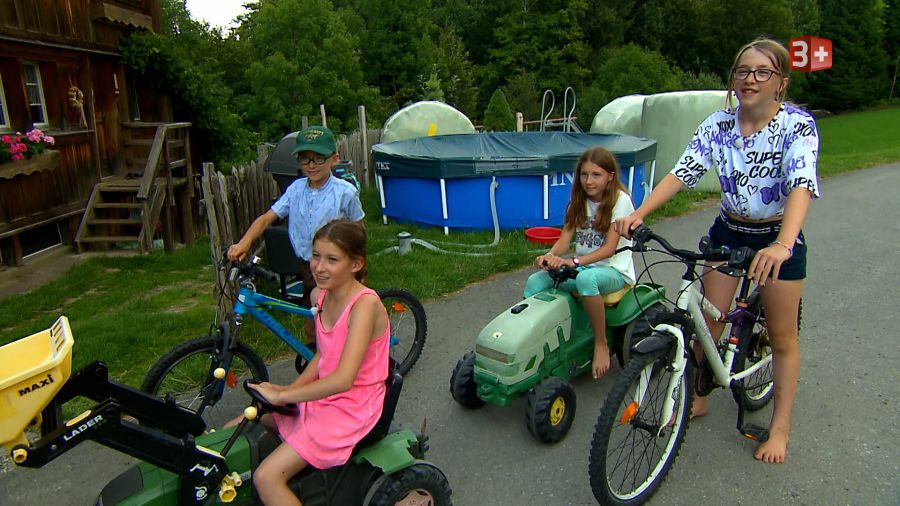 Die Kids freuen sich über den Urlaub.