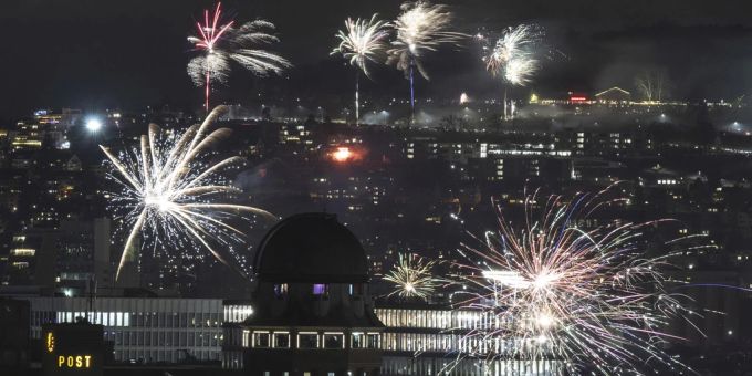 Auch Zürich feierte mit Feuerwerk ins 2024.