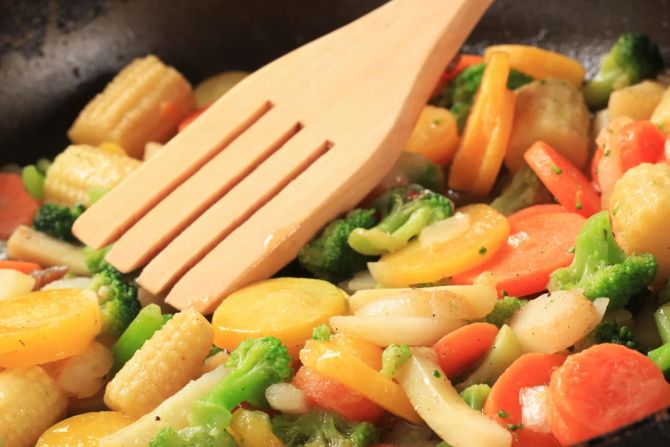 Gemüse in Bratpfanne gebraten