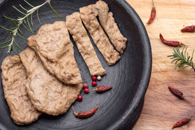 Seitan ist ein ideales Ausgangsmaterial, um eine fleischähnliche Konsistenz zu erreichen. Damit lassen sich Schnitzel, Geschnetzeltes, Braten oder Würste herstellen. Seitan vegan Tierschutz