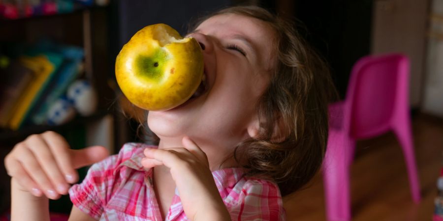 apfel, kind isst, kinderzimmer