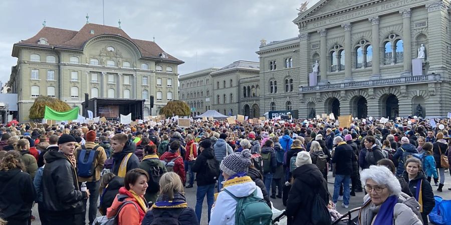 Physiotherapeutinnen und Physiotherapeuten demonstrieren gegen neue Tarife auf dem Bundesplatz in Bern.