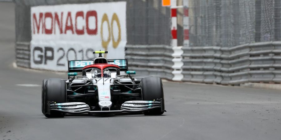 Formel eins fahrzeig vor einem Werbebanner von Monaco.