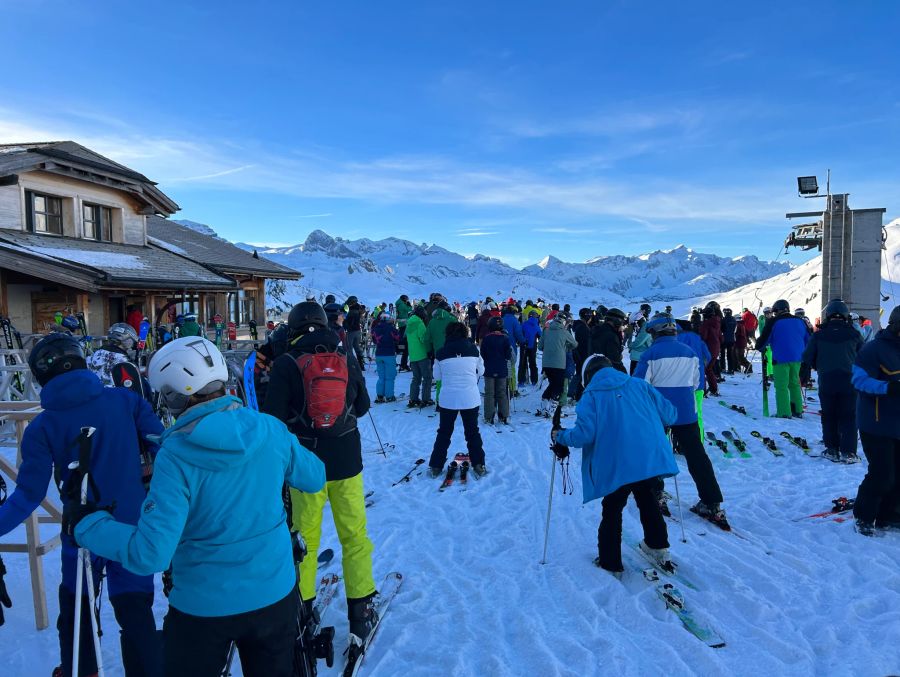 Das schöne Wetter und die guten Verhältnisse – zumindest in höheren Lagen – locken viele Wintersportler auf die Piste. Wie etwa hier am Mittwoch in Adelboden-Lenk BE.