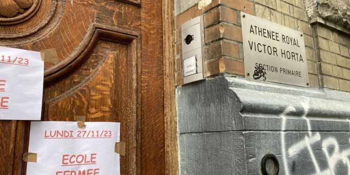 Zettel kleben an der Eingangstür der Athenee Royal Victor Horta Schule, um Schüler und Eltern zu informieren, dass die Schule geschlossen ist. belgien schulen
