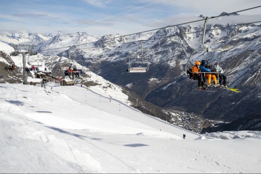 Ski- und Snowboardfahrer stürmten zur Öffnung die Pisten. (Archivbild)