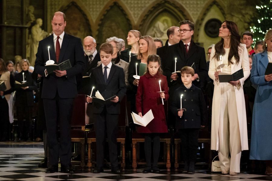 Prinz William (ganz links) mit seiner Familie in der Westminster Abbey.