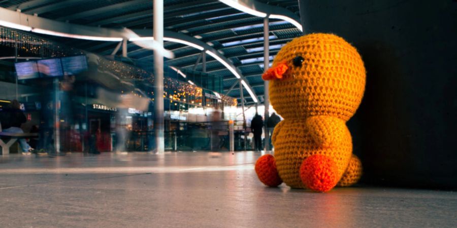 Ein Kuscheltier sitzt in einem Bahnhof in Utrecht.