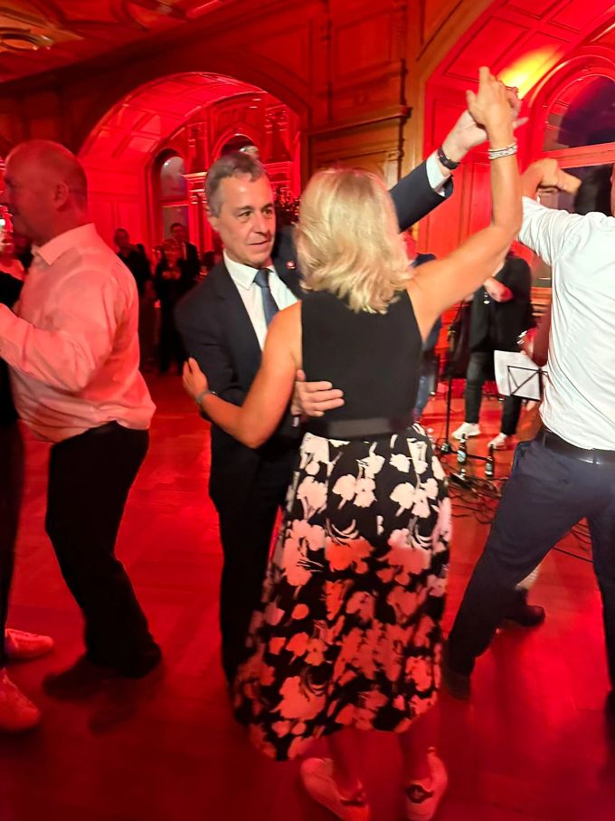 Olé! Bundesrat Ignazio Cassis und FDP-Nationalrätin Jacqueline de Quattro legen einen aufs Parkett. Ignazio Cassis Jacqueline Quattro