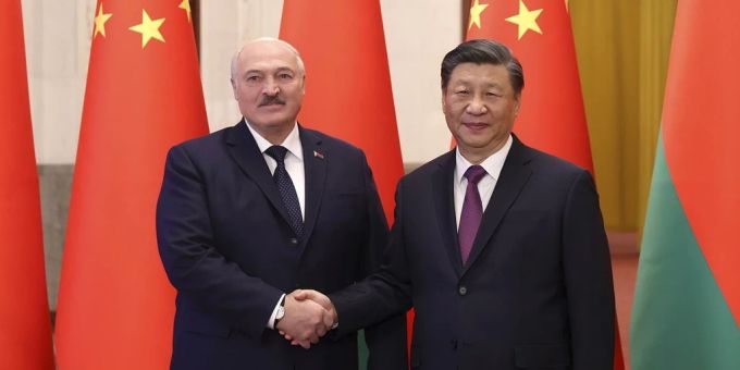 Das gegenseitige Vertrauen der beiden Regierungschefs ist im Verlaufe dieses Jahres gestiegen. Hier sind Sie bei einem Treffen am 1. März 2023 zu sehen. Lukaschenko und Xi Jinping.