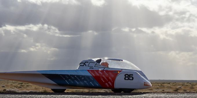 Durch Australien - Zürcher Studenten fahren in selbstgebautem Solarauto