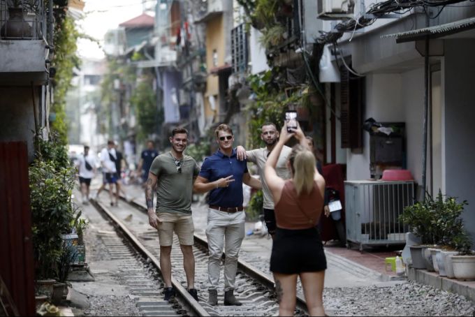 Train Street in Vietnam wurde eigentlich abgesperrt. Doch Touristinnen und Touristen überqueren die Schranken gerne für ein perfektes Bild. Train Street mit Touristen
