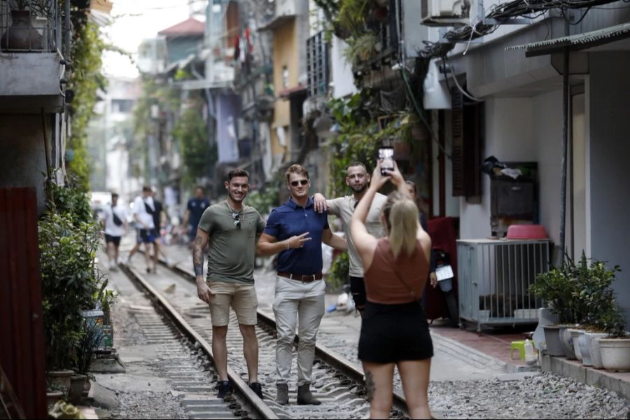 Train Street mit Touristen