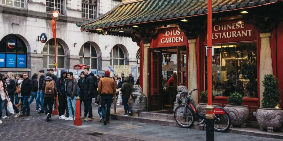 Chinatown London Straßenecke Menschen Fahrrad Fassaden