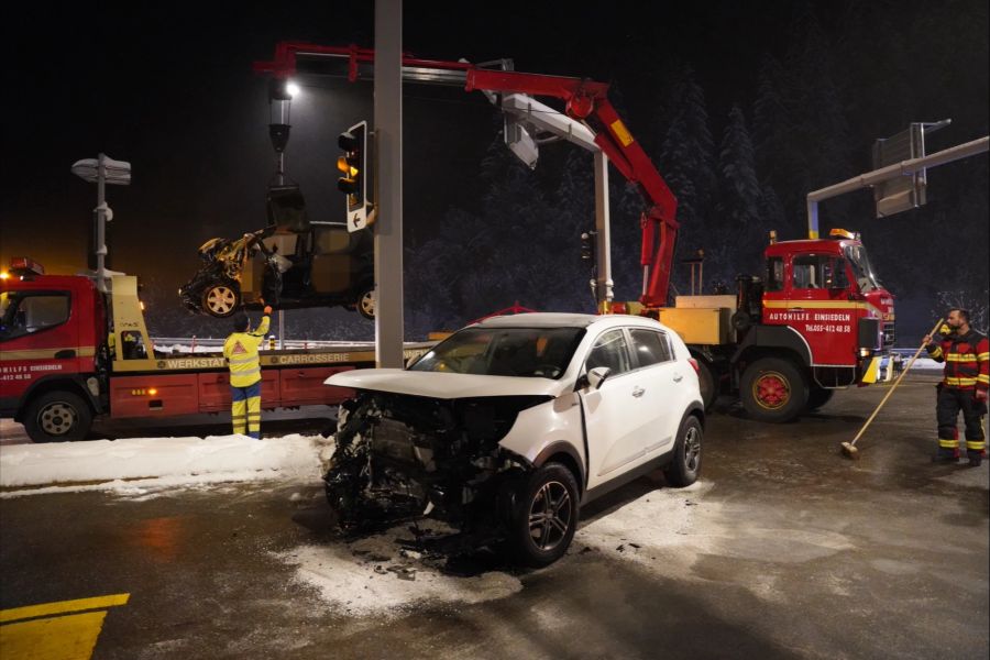 Der 59-jährige Fahrer des anderen Personenwagens wurde beim Unfall leicht verletzt und vom Rettungsdienst ins Spital gebracht.