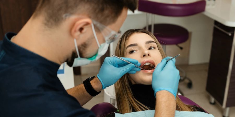Wenn Teenager regelmässig dampfen, erkennen Zahnärzte oft die Schäden im Mundraum.