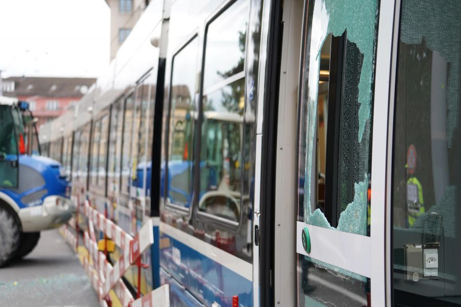 Aufgrund der Kollision zersplitterte eine Scheibe des Trams.