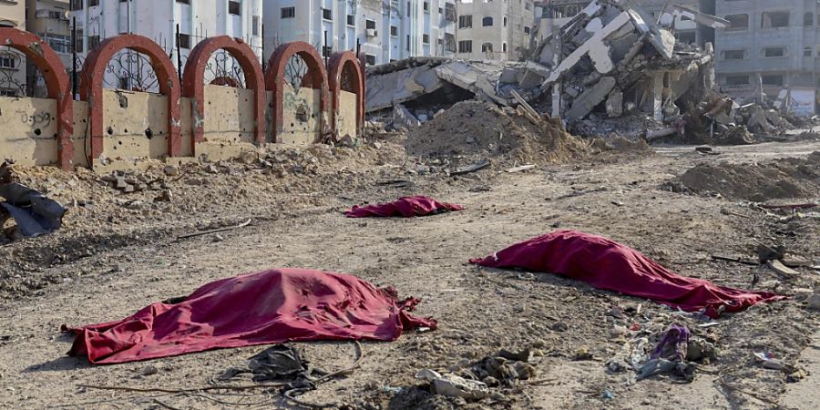 ARCHIV - Leichen von Palästinensern, die bei der israelischen Bombardierung des Gazastreifens getötet wurden, liegen auf einer Strasse in Gaza-Stadt. Foto: Mohammed Hajjar/AP/dpa