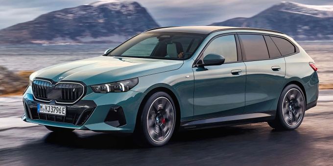 Die Front kennt man von der Limousine, das praktische Kombiheck hört traditionell auf den Namen «Touring» BMW i5 Touring eDrive