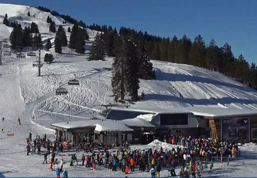 Auch im Skigebiet Flumserberg SG herrscht heute Hochbetrieb. Die Skifahrer müssen auf der Prodalp anstehen.