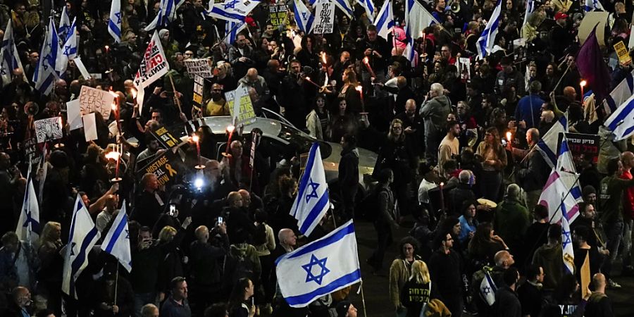 Nicht nur in Tel Aviv demonstrierten Menschen in Israel erneut für die die Freilassung der verbliebenen Geiseln und gegen die Regierung. Foto: Ariel Schalit/AP/dpa