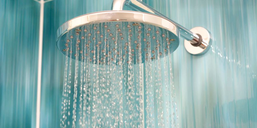 Ein neuer Duschkopf ist eine einfache Lösung gegen niedrigen Wasserdruck.