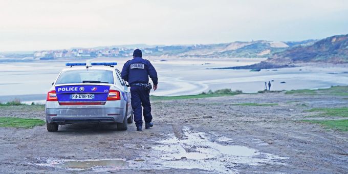 Seit längerem überqueren viele Menschen mit Schlauchbooten von der nordfranzösischen Küste aus den Ärmelkanal nach Grossbritannien (Symbolbild). Polizist Polizeiwagen Strand Ärmelkanal