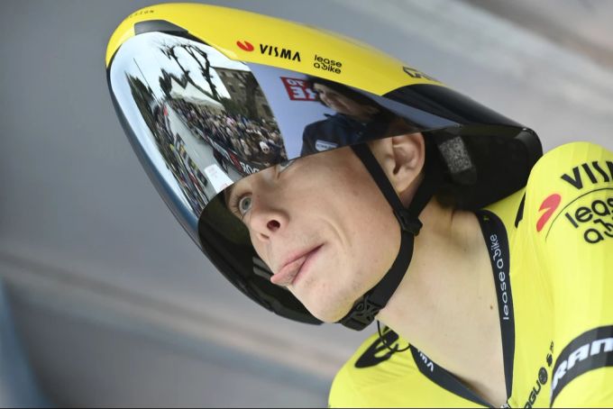 Trägt einen neuen Helm: Jonas Vingegaard. Tirreno-Adriatico Jonas Vingegaard
