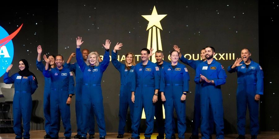 Die Astronauten der Nasa-Absolventengruppe XXIII winken der Menge zu, während sie bei der Abschlussfeier im Johnson Space Center in Houston vorgestellt werden.