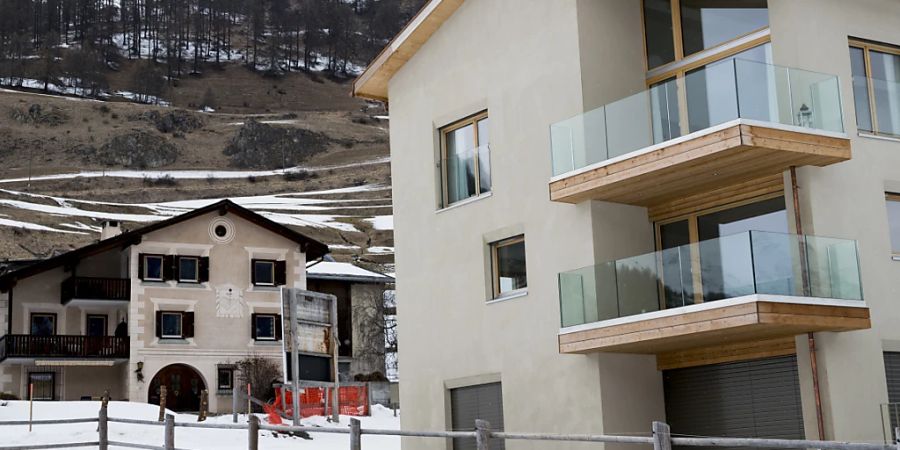 Das Parlament lockert die Baubeschränkungen für Gemeinden mit vielen Zweitwohnungen. Betroffen sind Wohngebäude, die vor dem Ja zur Zweitwohnungsinitiative gebaut worden sind. Im Bild Ardez GR.