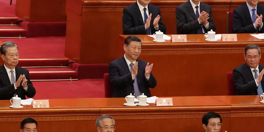 Das chinesische Wachstumsziel ging aus dem Rechenschaftsbericht von Ministerpräsident Li Qiang (rechts) hervor, der am Dienstag zum Auftakt der diesjährigen Tagung des chinesischen Volkskongresses in Peking veröffentlicht wurde.