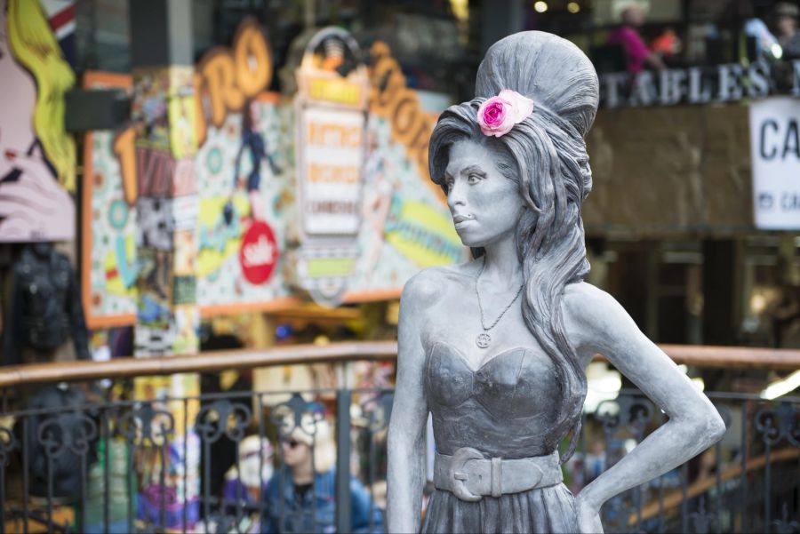 Skulptur Statue Strasse grau