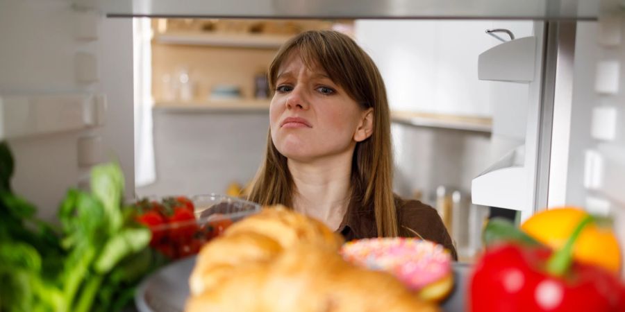 Frau vor dem Kühlschrank