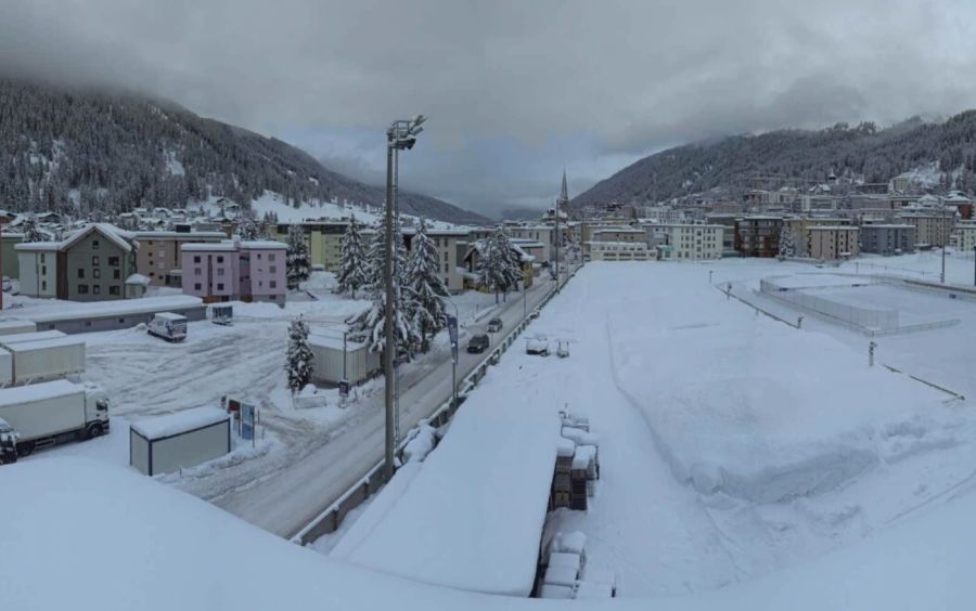 In Davos kamen in der Nacht 15 Zentimeter Neuschnee dazu.