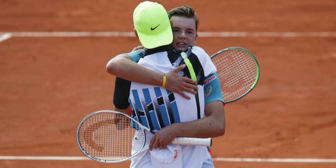 Dominic Stricker (hinten) umarmt Leandro Riedi nach dem Junioren-French-Open-Final im Jahr 2020. Dominic Stricker