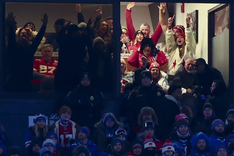 Taylor Swift (ganz rechts) und Brittany Mahomes feiern nach einem Touchdown für die Kansas City Chiefs durch Travis Kelce gegen die Buffalo Bills, am 21. Januar 2024.