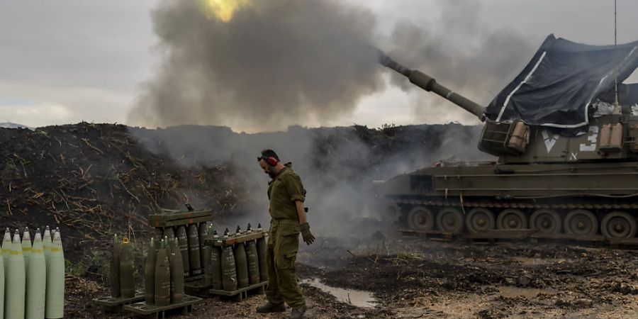 Israelische Soldaten feuern nahe der Grenze zu Libanon eine mobile Haubitze ab. Foto: Ohad Zwigenberg/AP/dpa