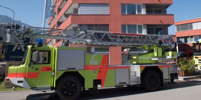 Die Tessiner Feuerwehr kämpft gegen einen Waldbrand. (Symbolbild) Lugano
