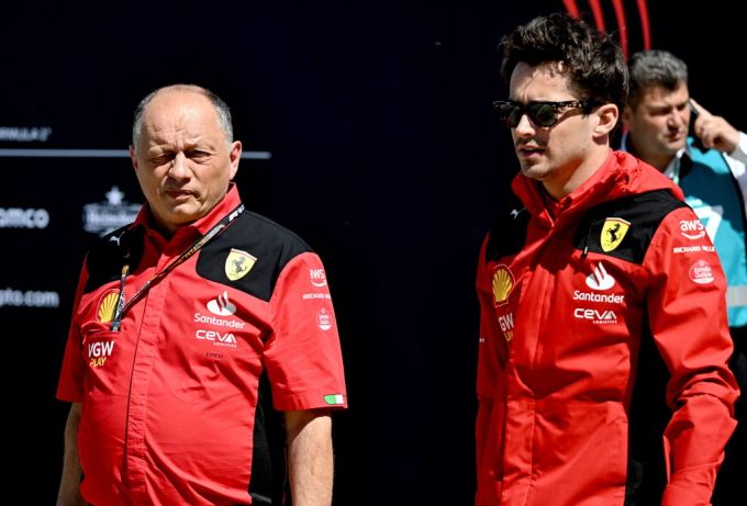 Frederic Vasseur, Teamchef von Ferrari, mit Charles Leclerc. Ferrari Charles Leclerc