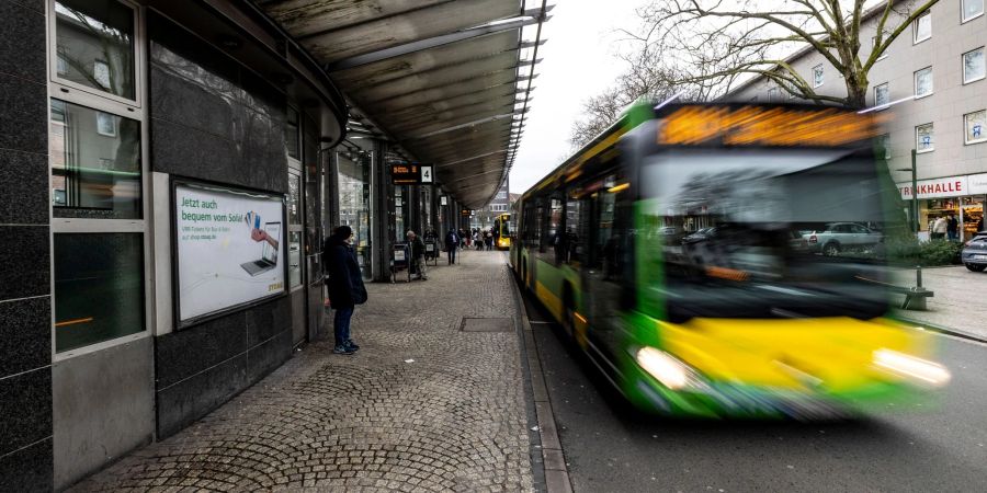 Die Jugendlichen waren laut Polizei am 10. Februar in Oberhausen zunächst in einem Bus aneinandergeraten - dann eskalierte der Streit (Symbolbild).