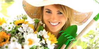 Lächelnde Frau mit Gartengeräten
