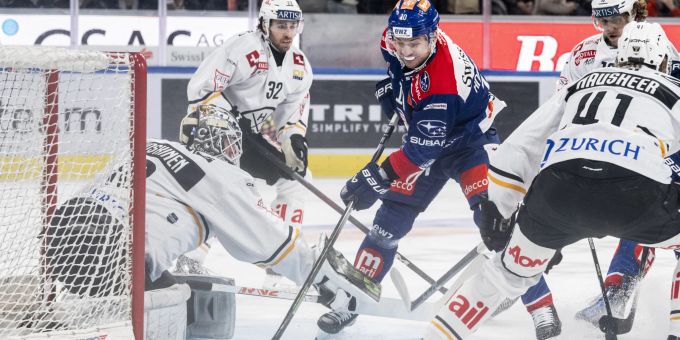 Torhueter Mikko Koskinen, HCL, links, kaempft um den Puck gegen Zuerichs Sven Andrighetto, rechts, im Eishockeyspiel der National League zwischen den ZSC Lions und dem HC Lugano am Dienstag, 30. Januar 2024, in der Swiss Life Arena in Zuerich. (KEYSTONE/Ennio Leanza) ZSC Lions HC Lugano