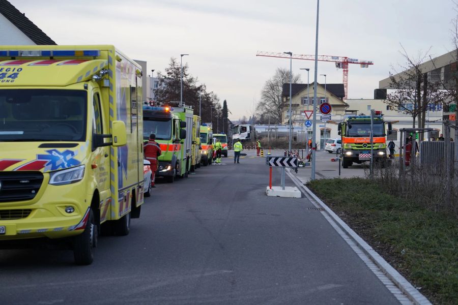 Mehrere Einsatzwagen sind vor Ort.