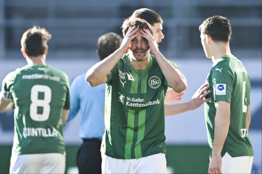 Lukas Görtler fliegt beim FC St.Gallen nach nur drei Minuten mit einer direkten Roten Karte vom Platz.