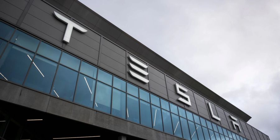 Über dem Eingang der Tesla Fabrik «Gigafactory Berlin-Brandenburg» steht der Schriftzug «Tesla».