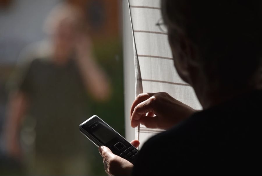 Oft würden Stalker ihre Opfer nämlich ‹lediglich› verfolgen oder beobachten: Es sei beispielsweise nicht verboten, sich vor dem Büro einer bestimmten Person herumzutreiben. (Symbolbild)